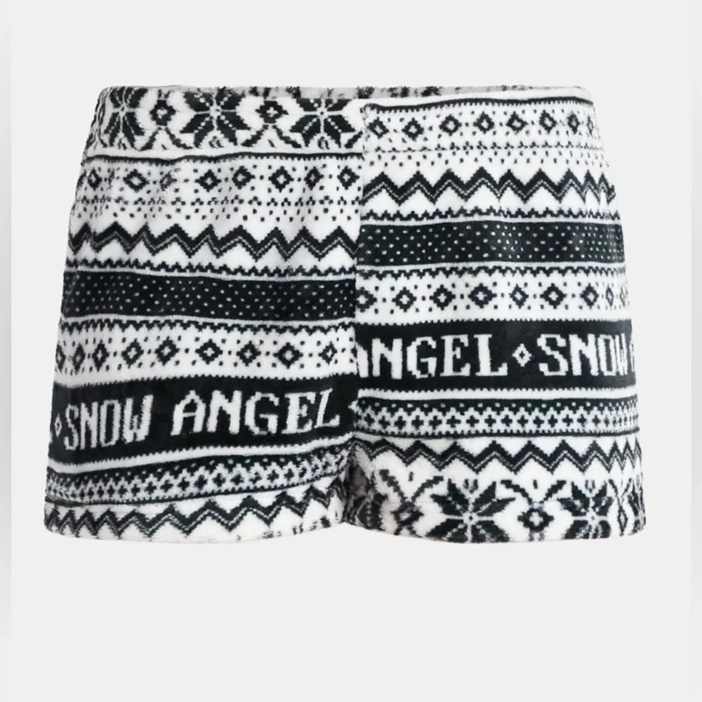 No Boundaries Black and‎ White Printed Plush Shorts! NWT! Size Medium